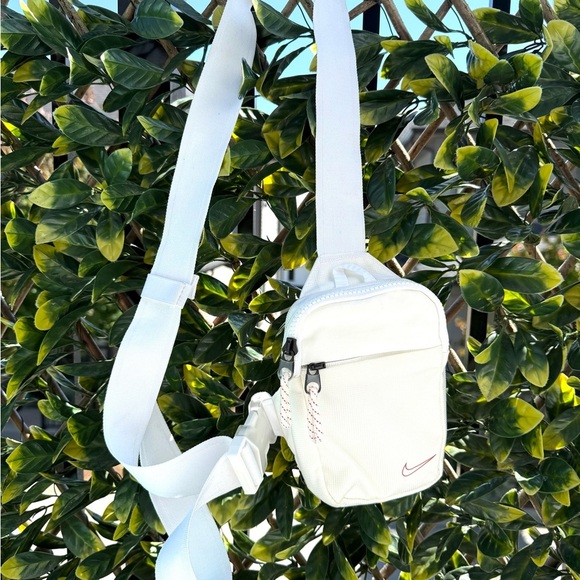 ✨Host pick✨NWOT Nike Essential Basketball White Crossbody Bag - Picture 4 of 7